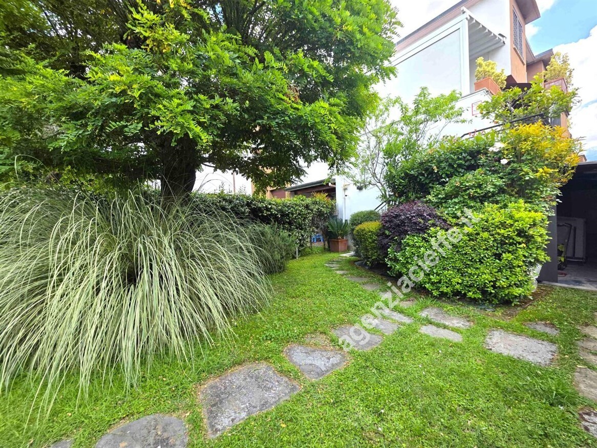 Casa indipendente con giardino a Montignoso