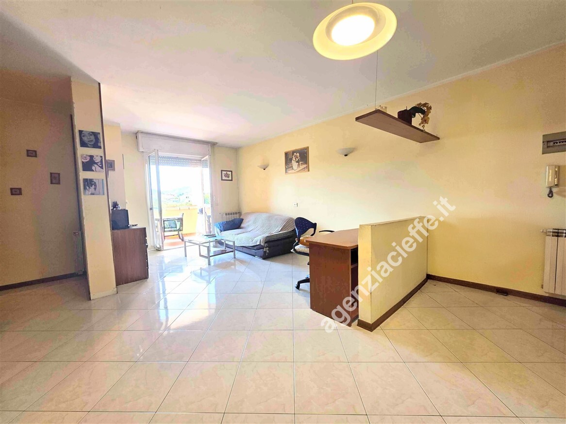 Appartamento con terrazzo a Montignoso