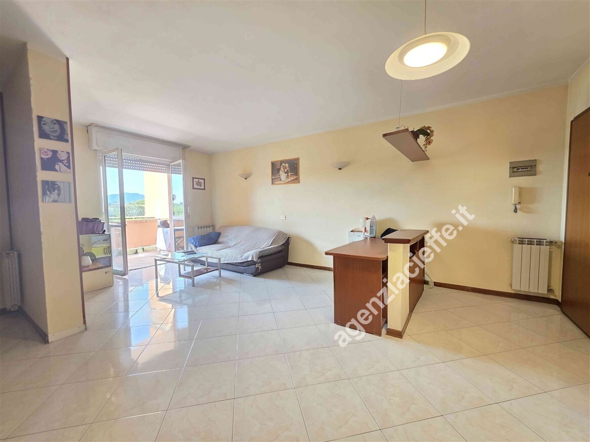 Appartamento con terrazzo a Montignoso