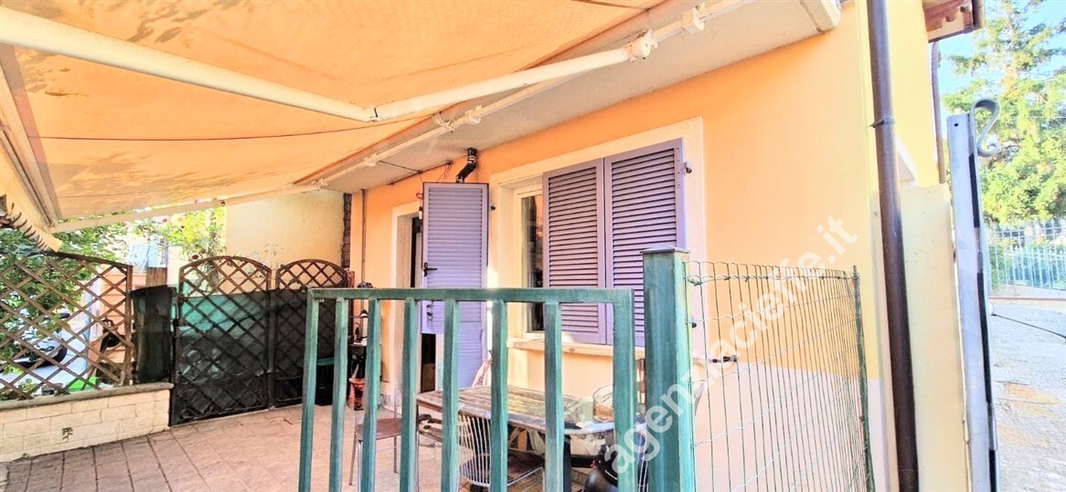 Villa con giardino a Massa