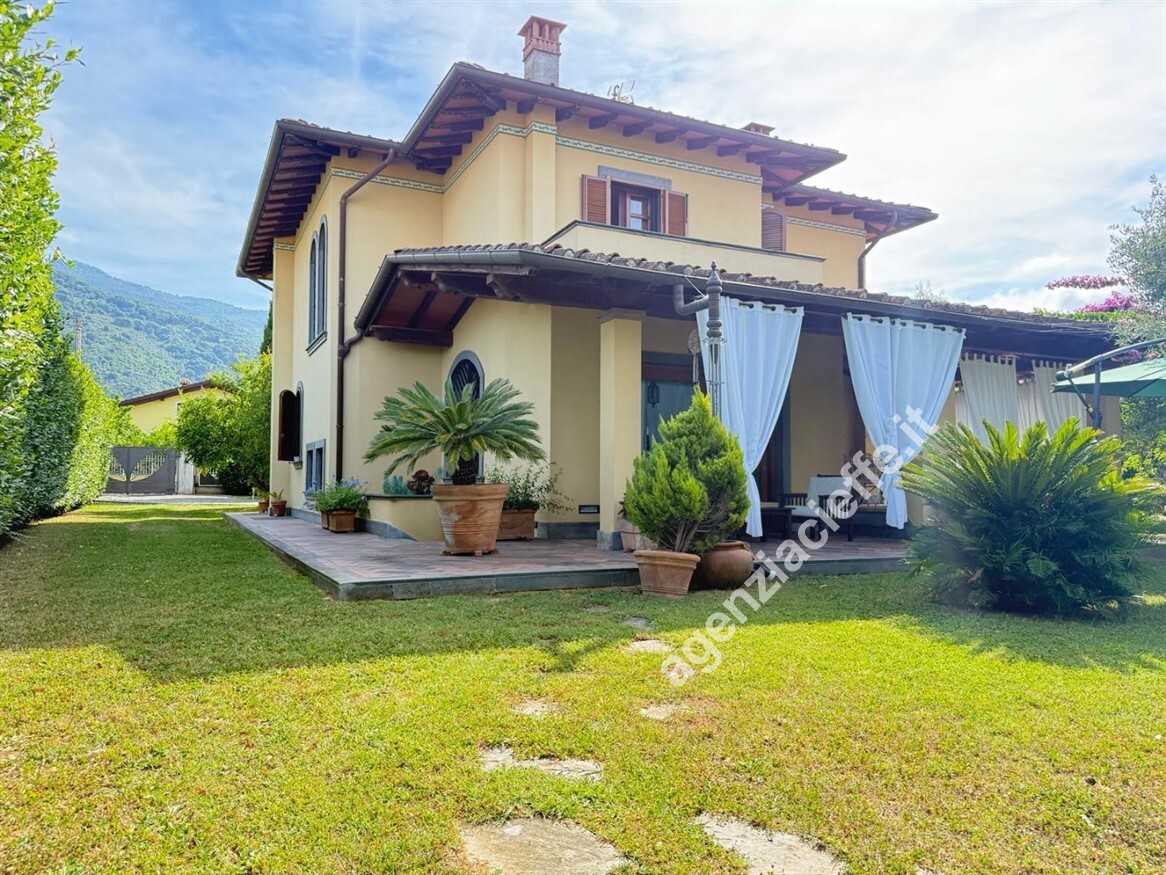 Villa con giardino a Massa