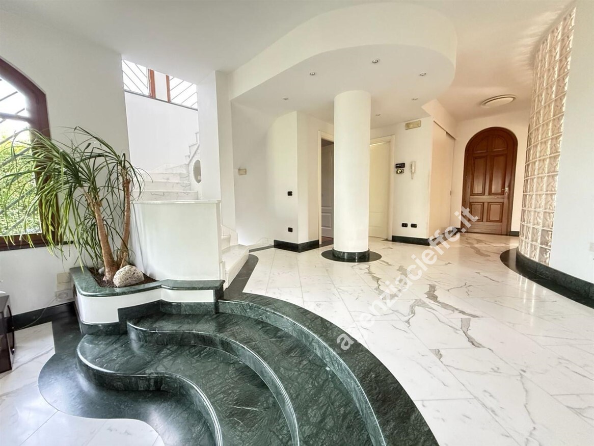 Villa con giardino a Massa