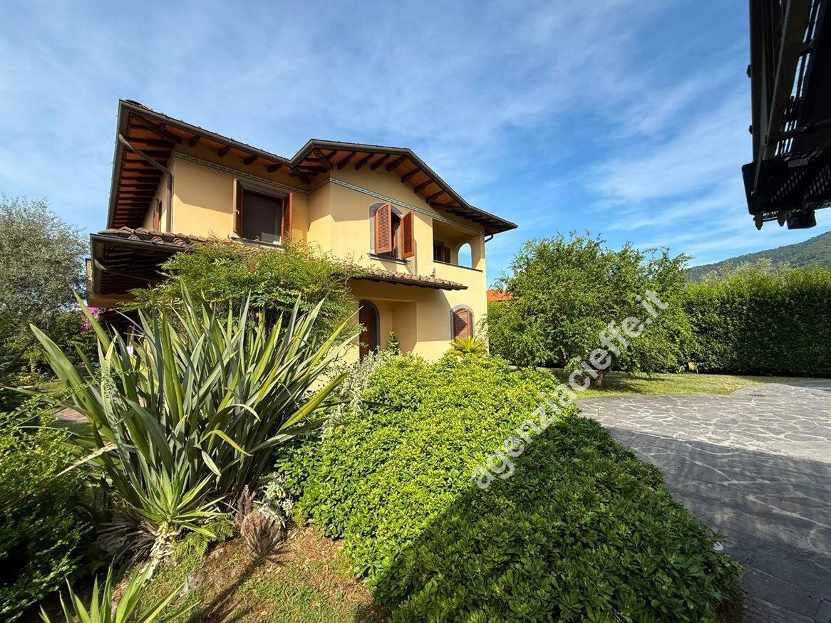 Villa con giardino a Massa