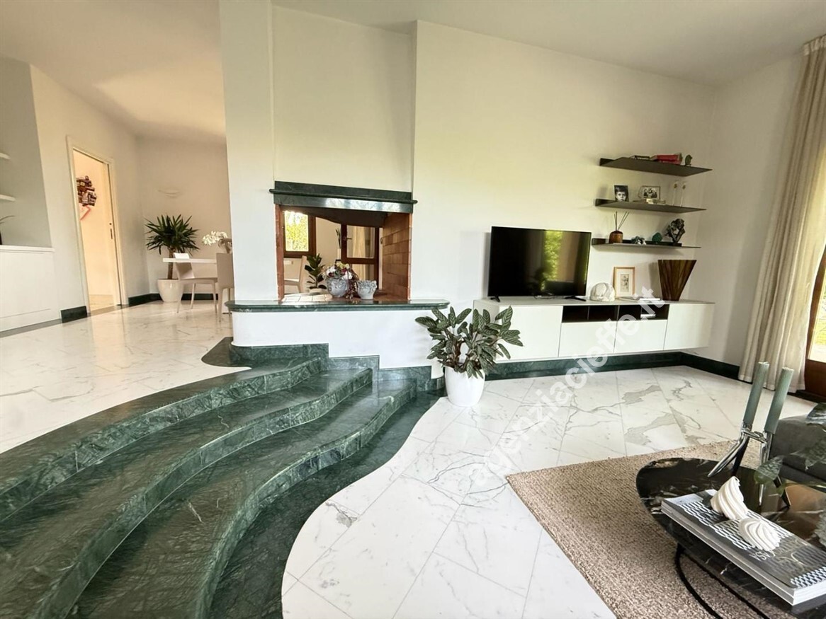 Villa con giardino a Massa