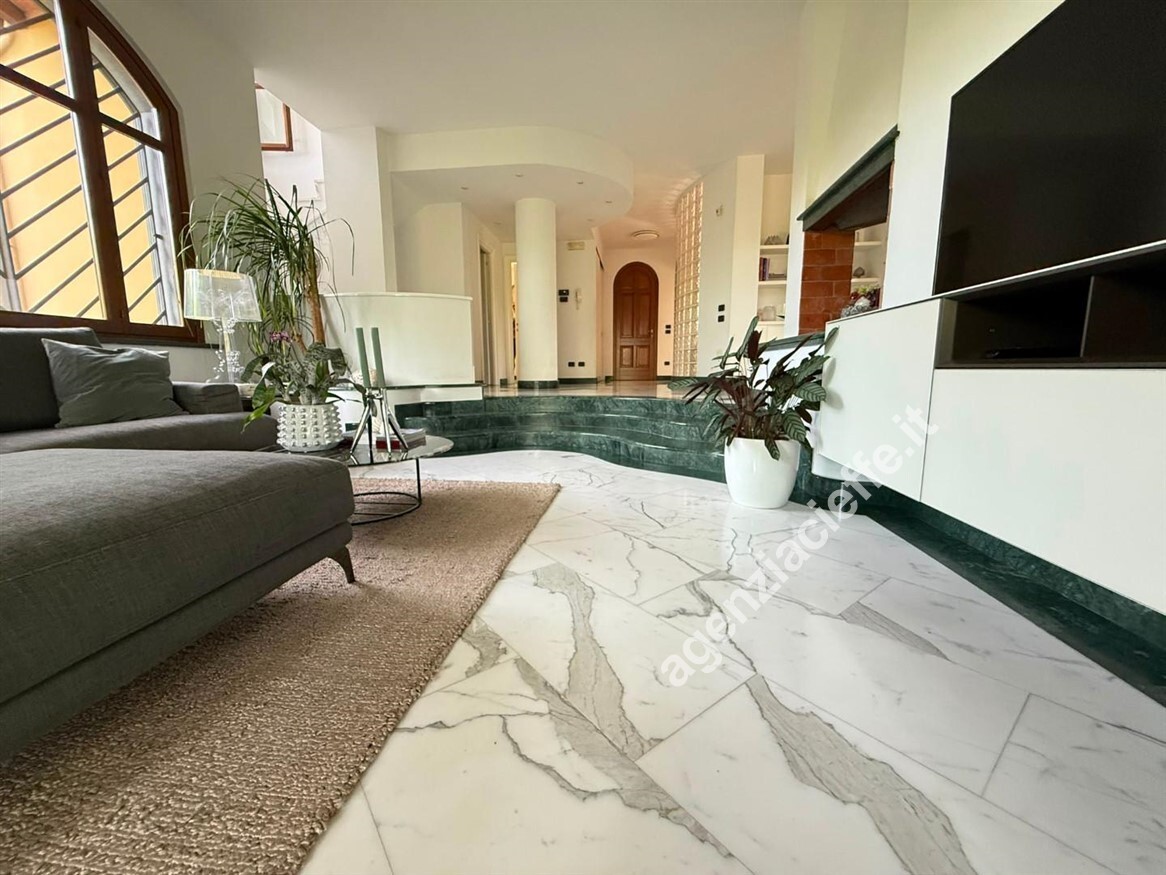 Villa con giardino a Massa