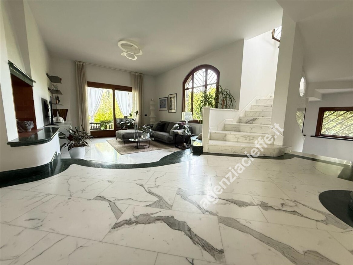 Villa con giardino a Massa