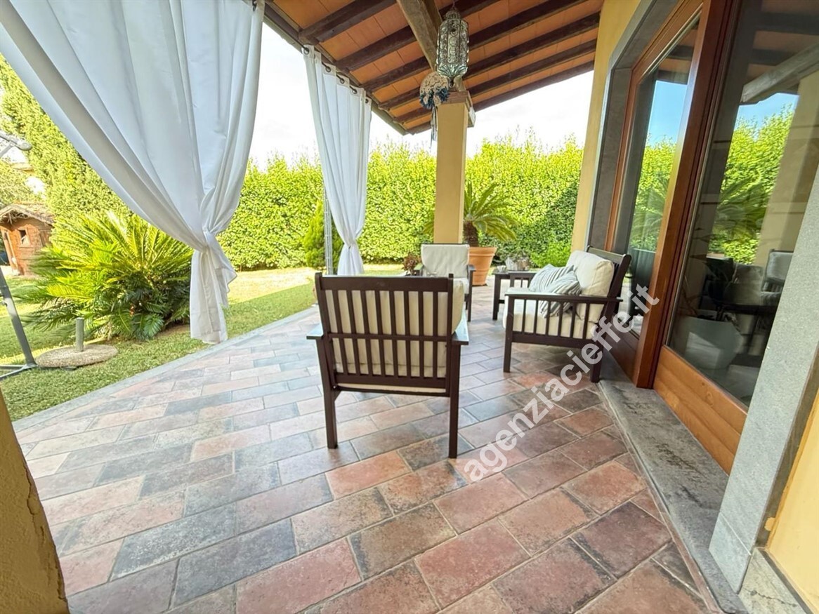 Villa con giardino a Massa
