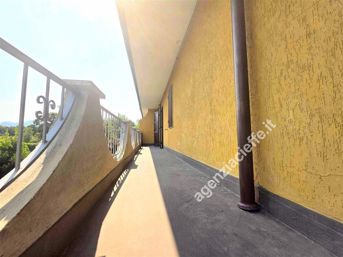 Villa con giardino a Montignoso