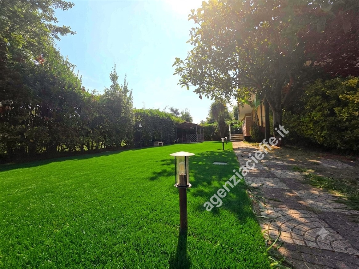 Villa con giardino a Montignoso