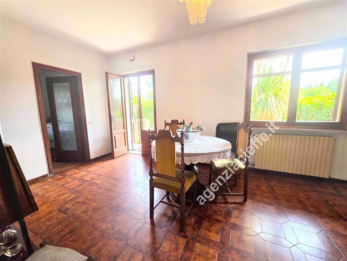 Villa con giardino a Montignoso