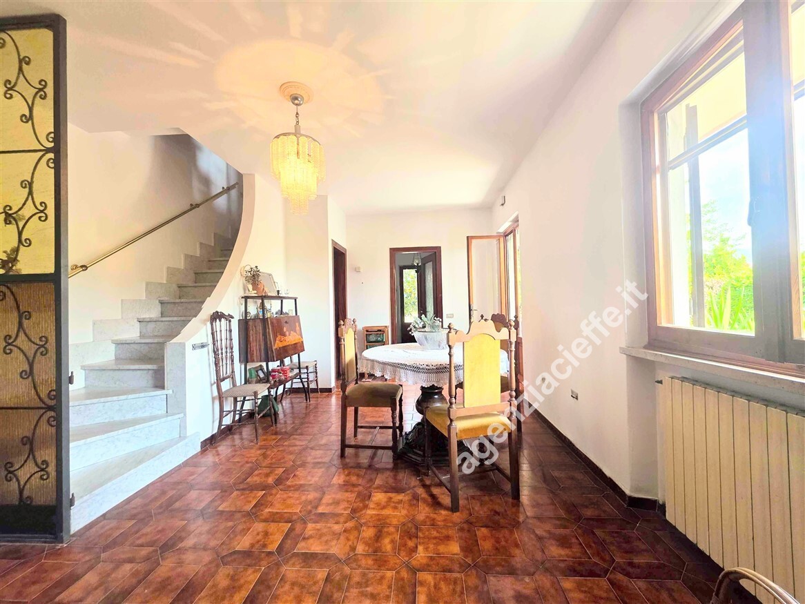 Villa con giardino a Montignoso