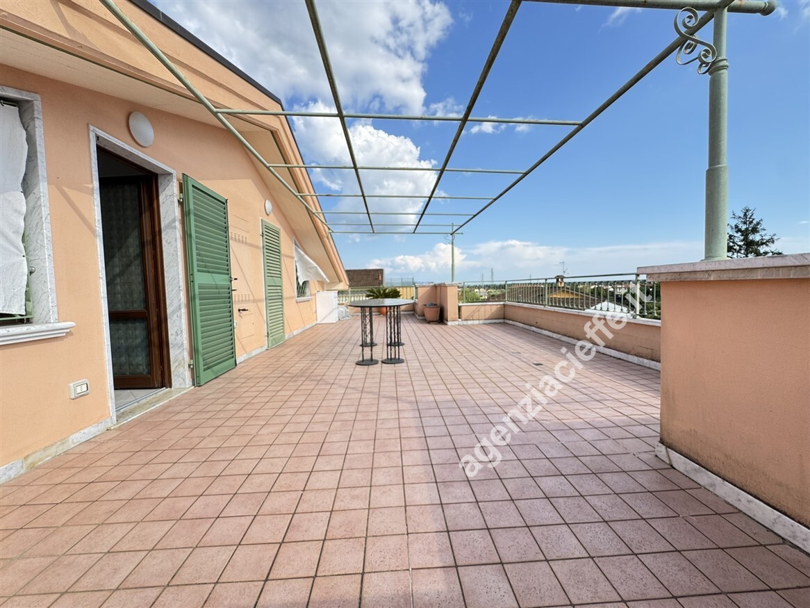 Appartamento con terrazzo a Massa