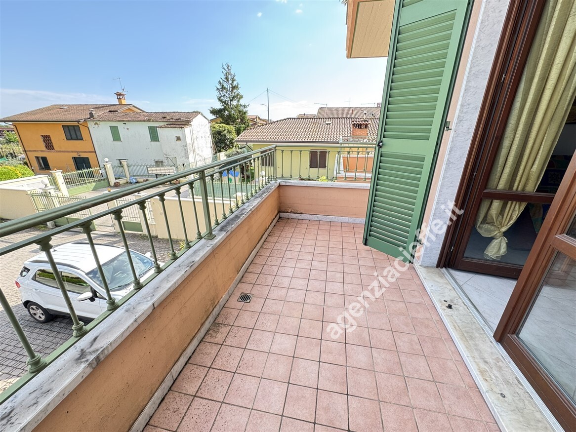 Appartamento con terrazzo a Massa