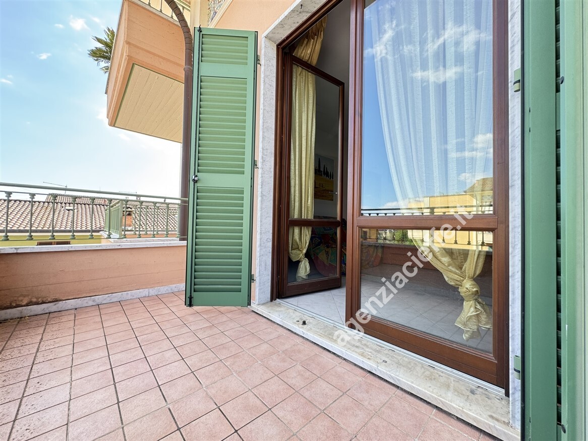 Appartamento con terrazzo a Massa