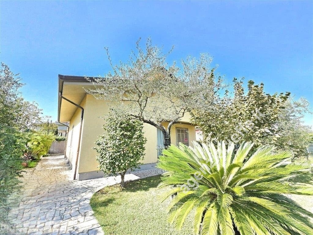 Villa con giardino a Massa