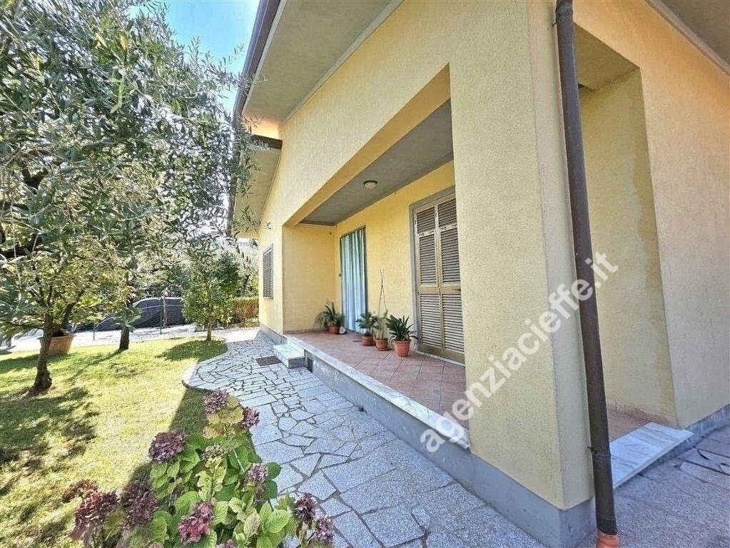Villa con giardino a Massa