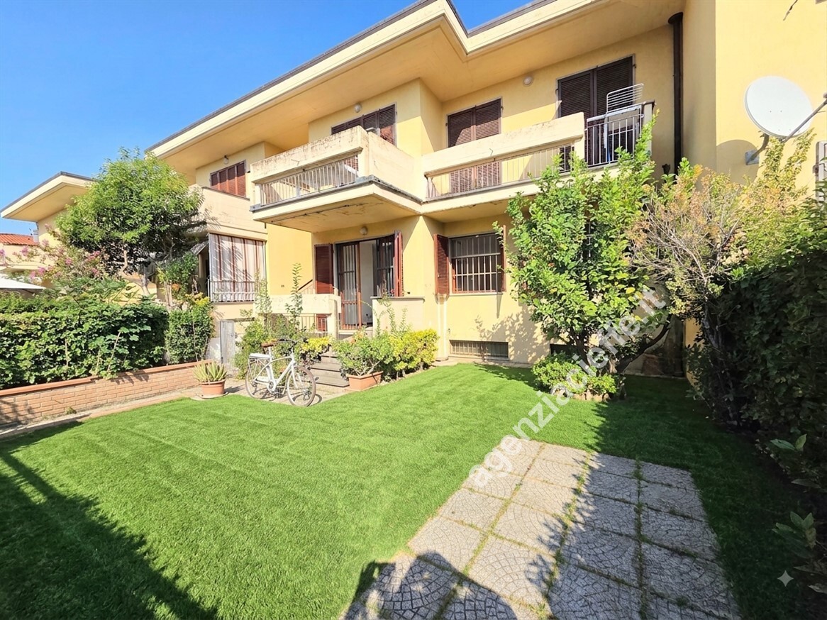 Casa indipendente con giardino a Massa