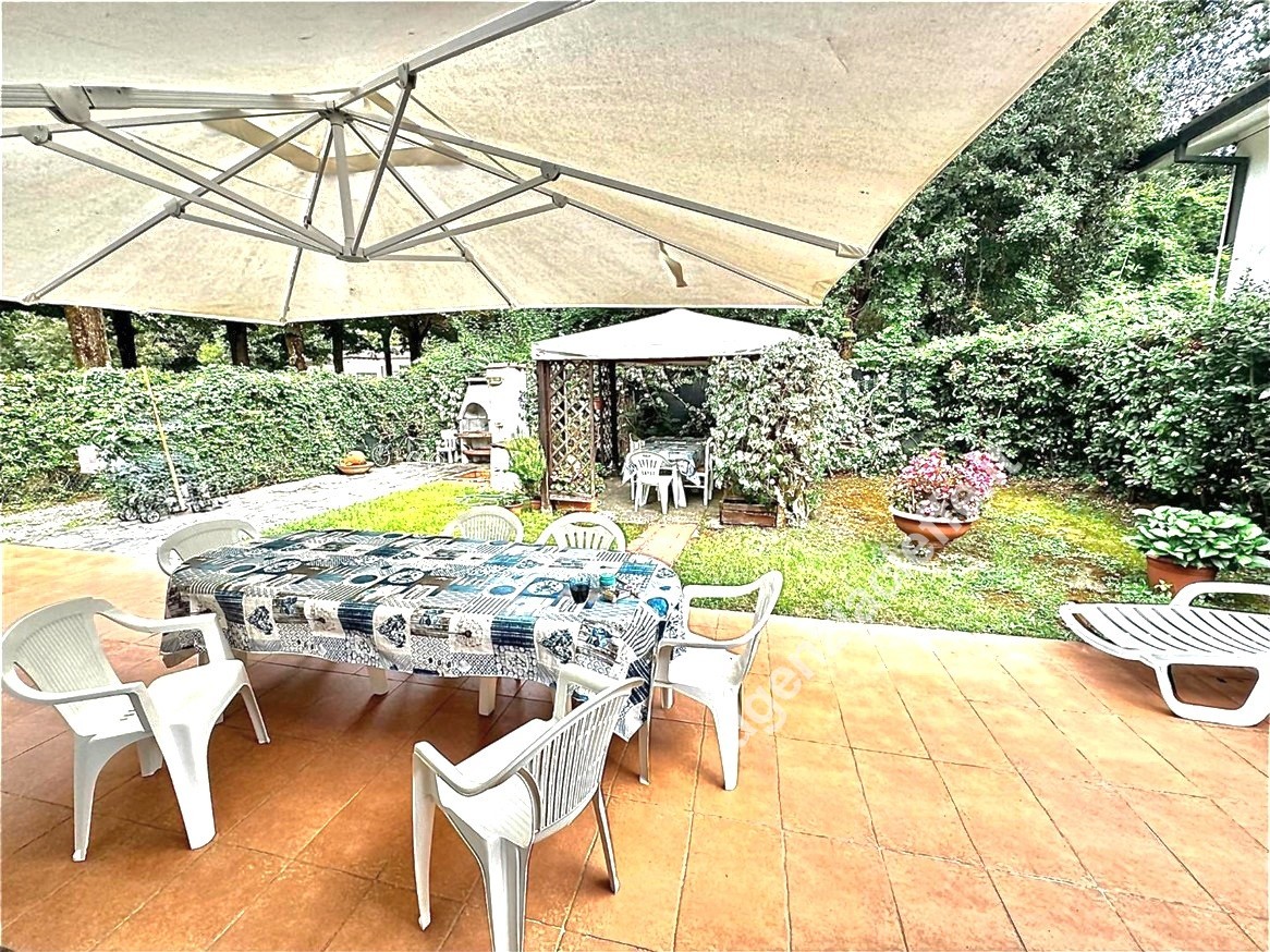 Casa indipendente con giardino a Massa
