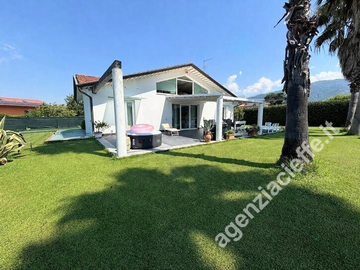 Villa con giardino a Massa