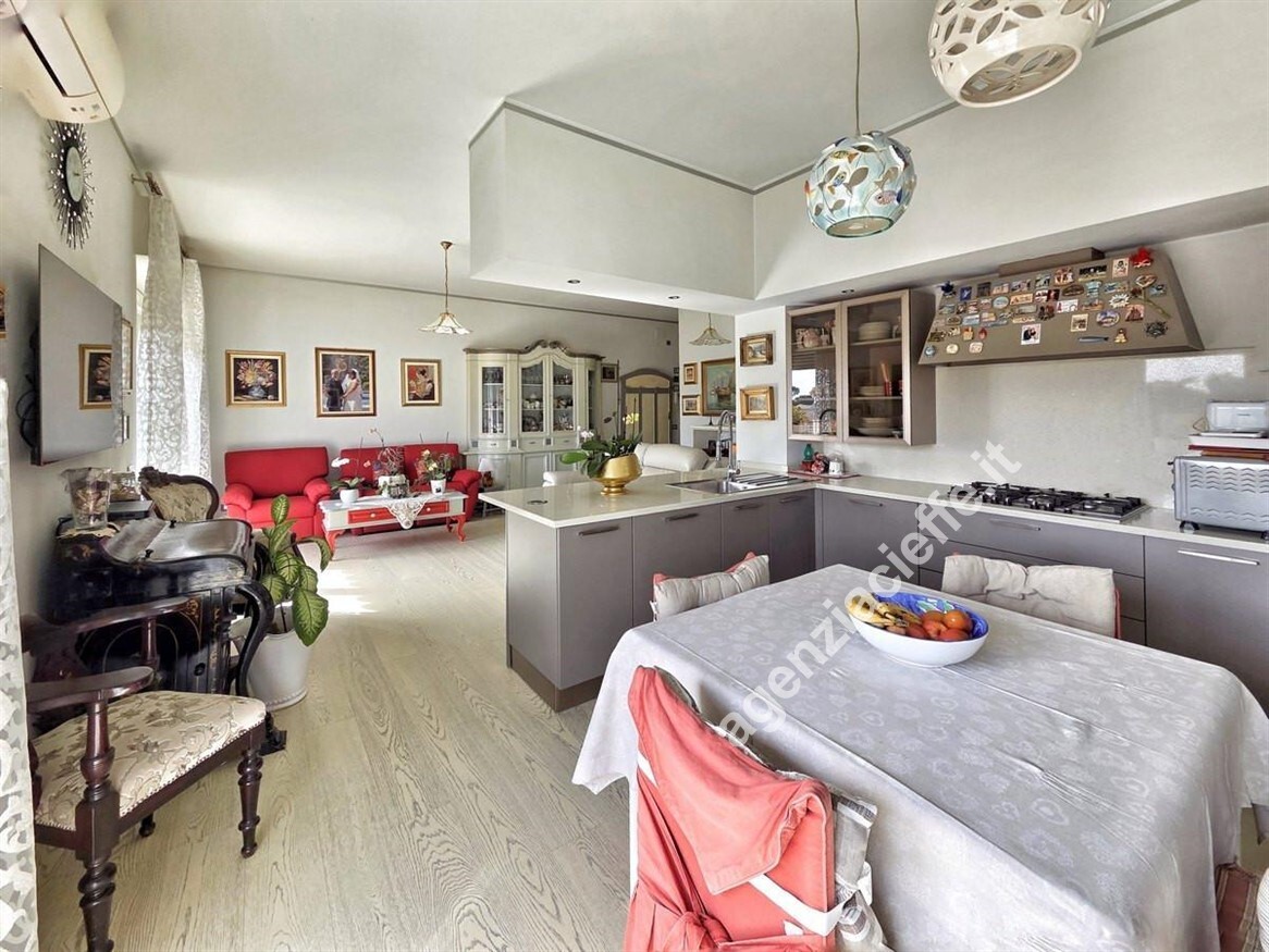 Appartamento con terrazzo a Massa