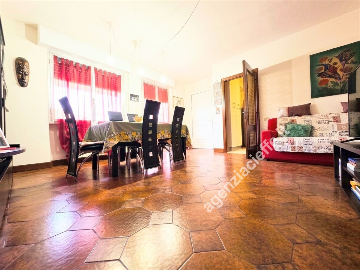 Quadrilocale con terrazzo a Massa