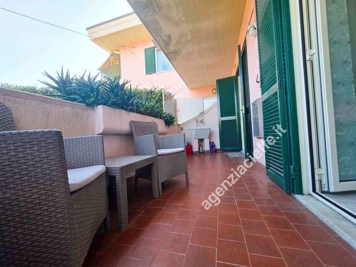 Casa indipendente con giardino a Massa