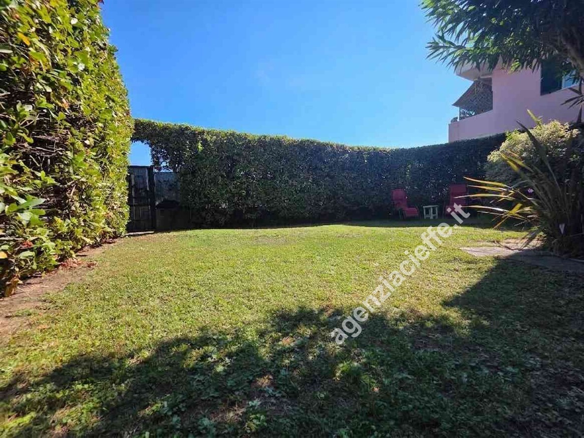 Casa indipendente con giardino a Massa