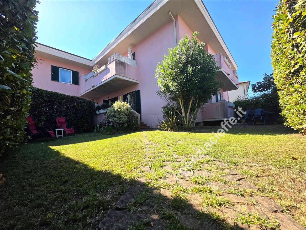 Casa indipendente con giardino a Massa