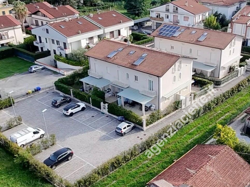 Villa con giardino a Massa