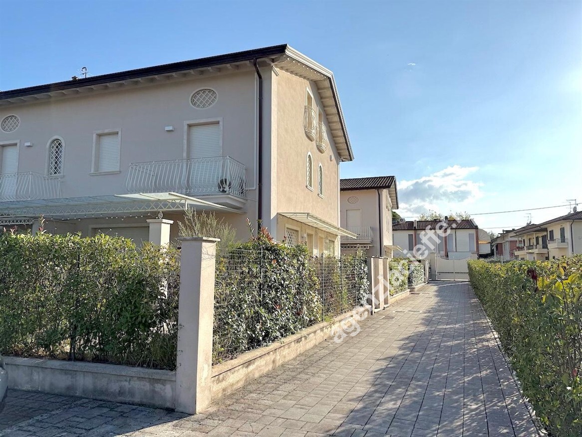 Villa con giardino a Massa