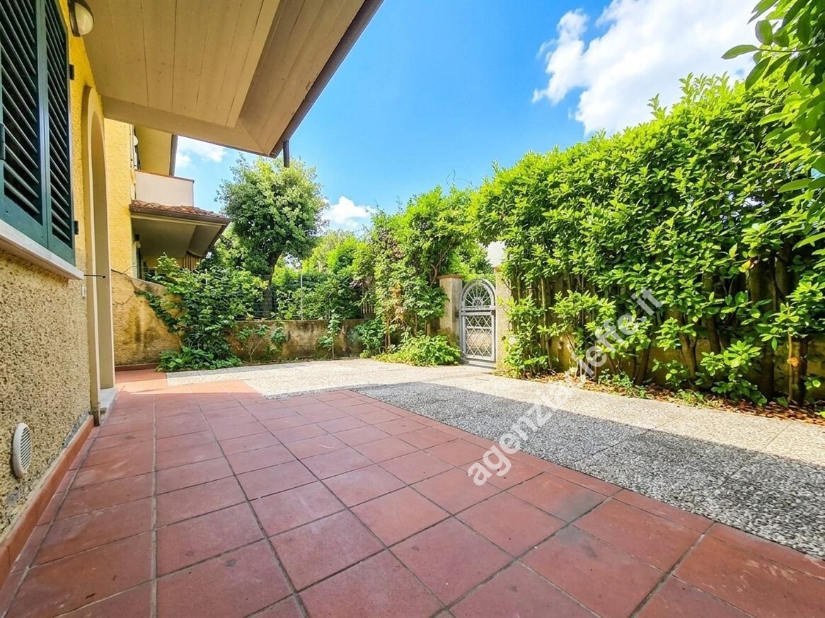 Villa con giardino a Massa