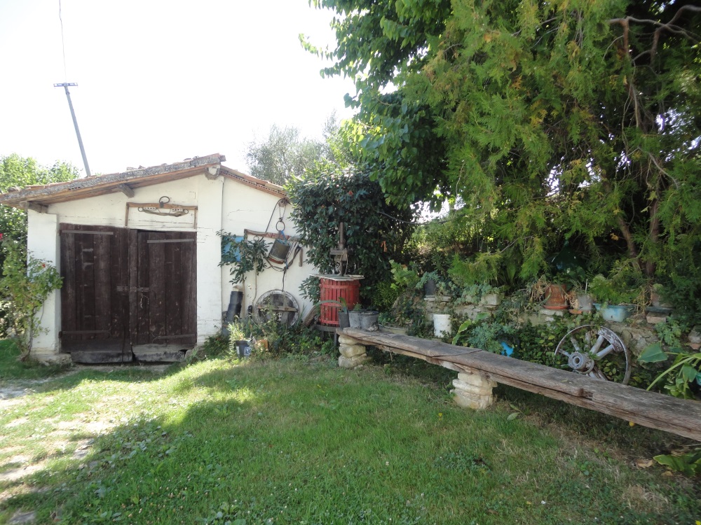 Casa in pietra con terreno in vendita a Cupramontana