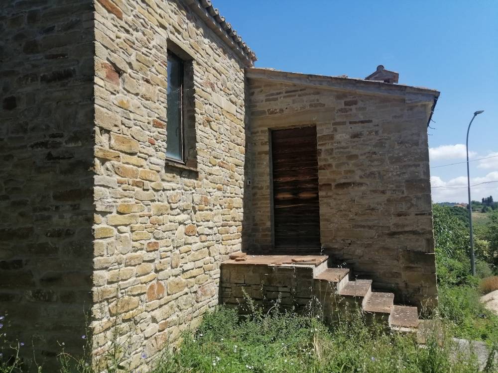 Casa in pietra con terreno in vendita a Apiro