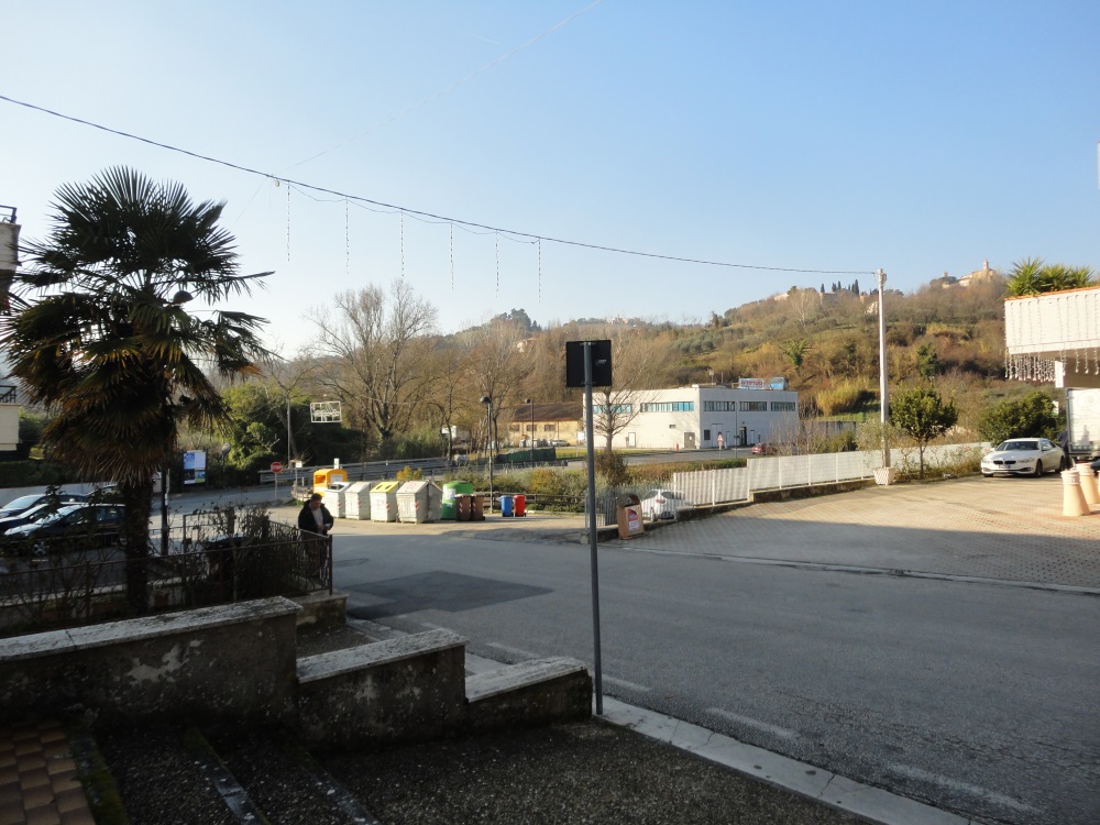 Locale commerciale in vendita a Castelbellino