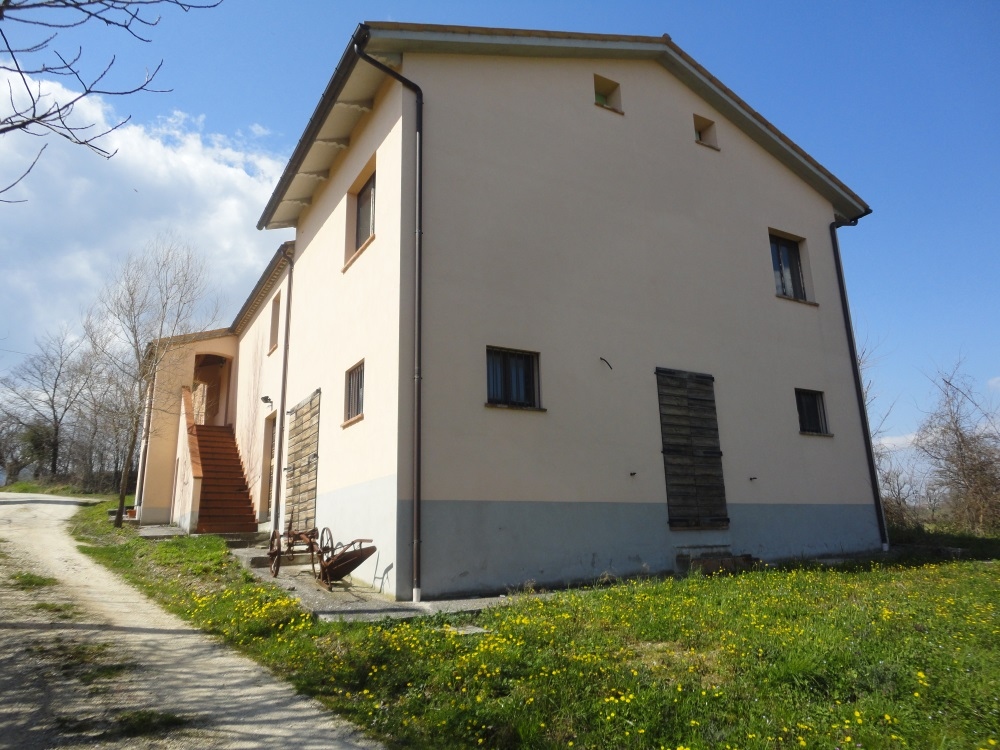 Casa in pietra con terreno in vendita a Apiro