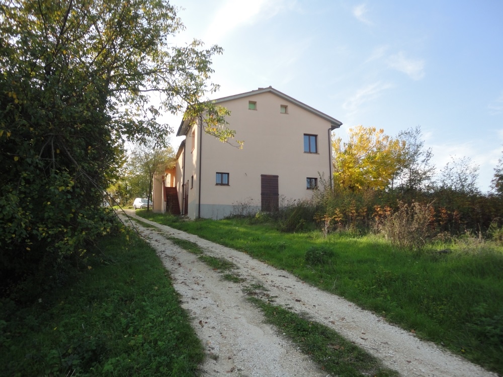 Casa in pietra con terreno in vendita a Apiro