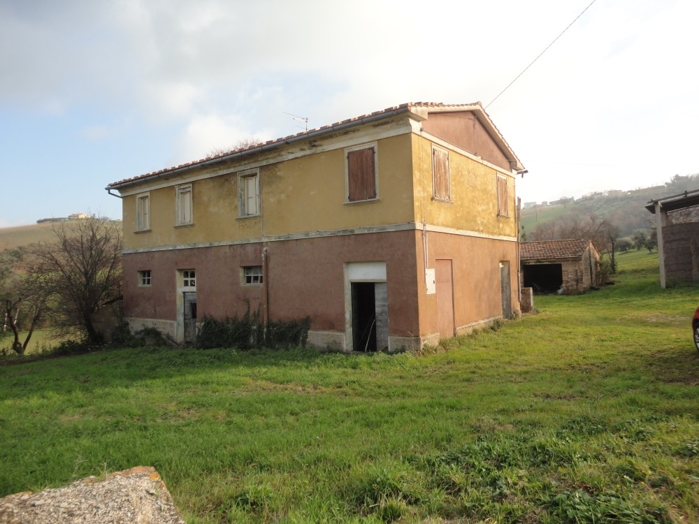 Casa da ristrutturare (in campagna) in vendita a Montelupone, San Firmano