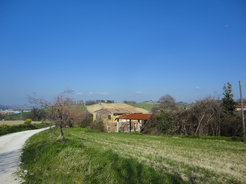 Casa da ristrutturare (in campagna) in vendita a Montelupone, San Firmano