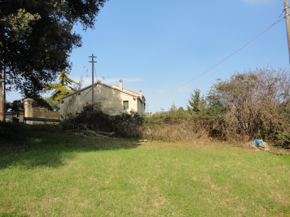 Porzione di casa affiancata (da ristrutturare) in campagna in vendita a Montemarciano
