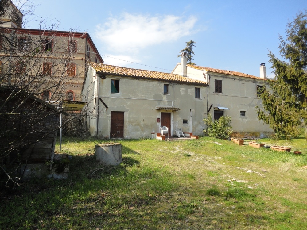 Porzione di casa affiancata (da ristrutturare) in campagna in vendita a Montemarciano