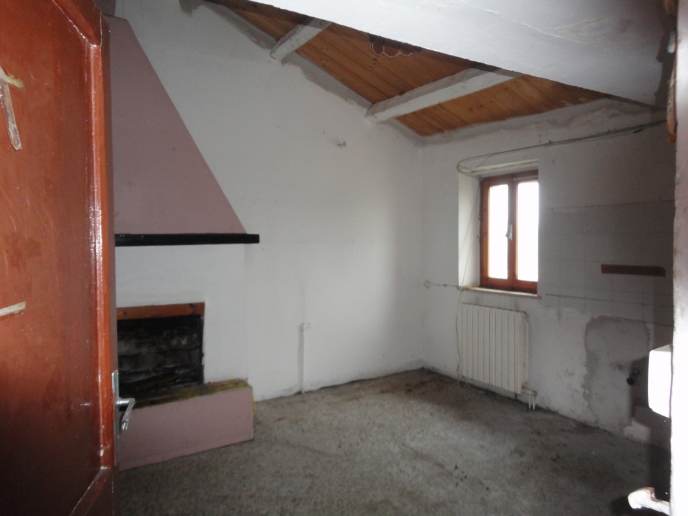 Porzione di casa affiancata (da ristrutturare) in campagna in vendita a Montemarciano