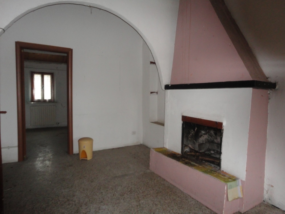 Porzione di casa affiancata (da ristrutturare) in campagna in vendita a Montemarciano