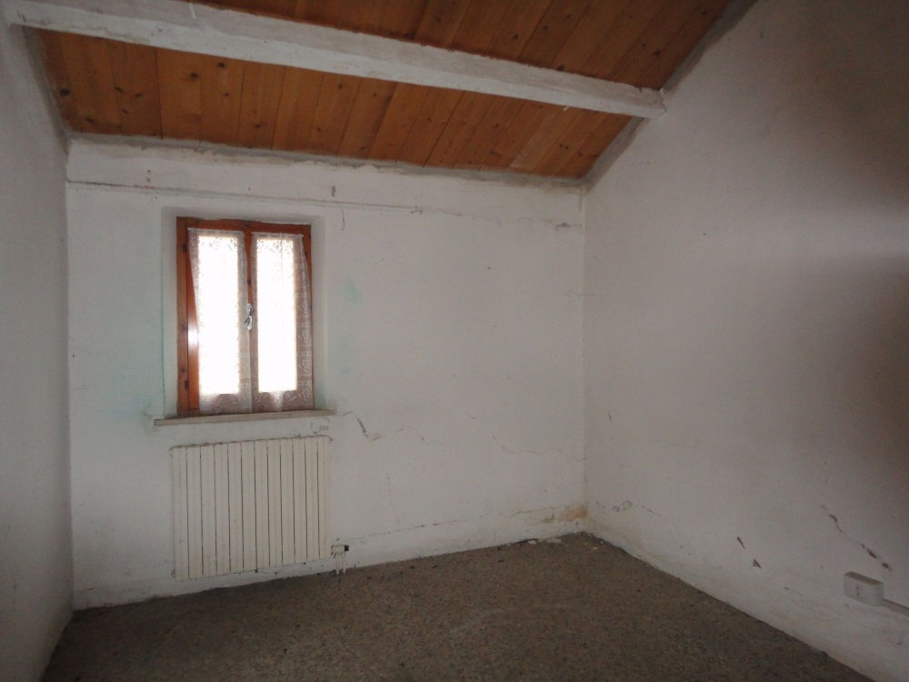 Porzione di casa affiancata (da ristrutturare) in campagna in vendita a Montemarciano