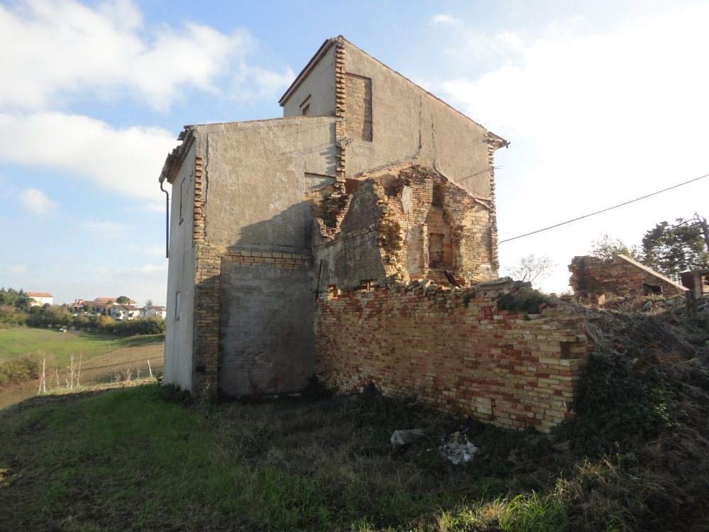 Casa da ristrutturare (in campagna) in vendita a Recanati