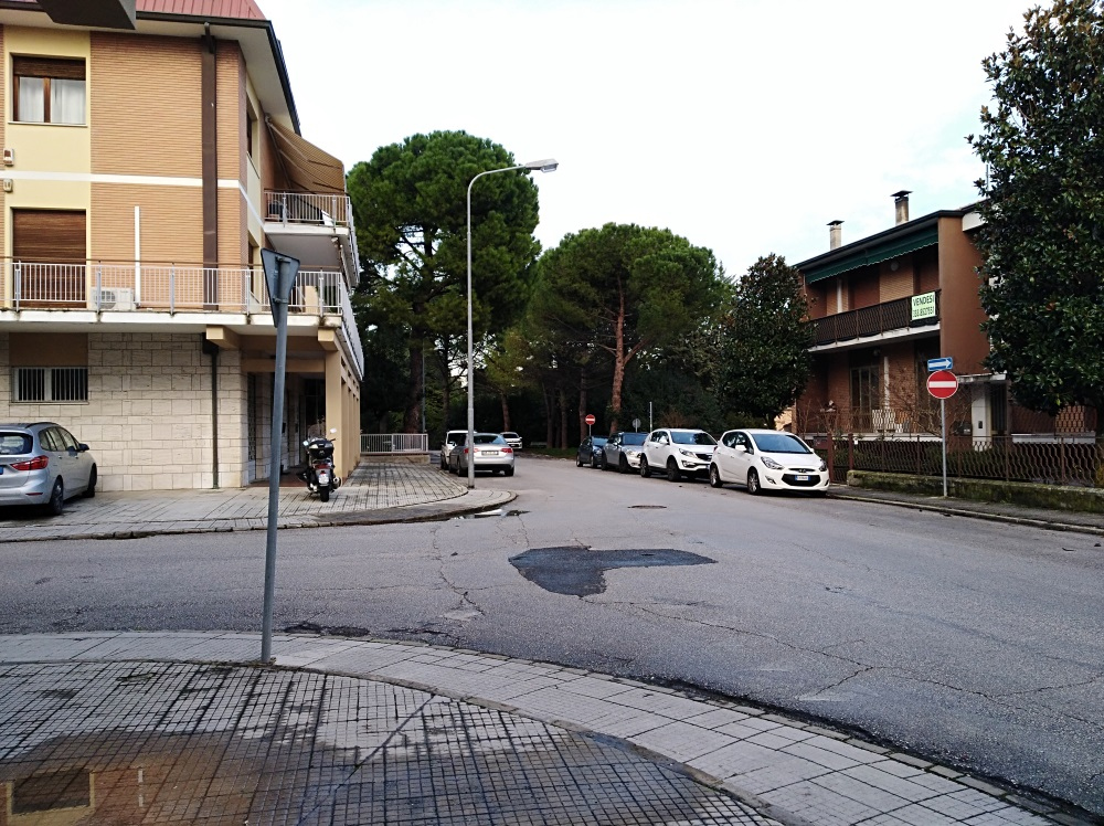 Locale commerciale in vendita a Jesi