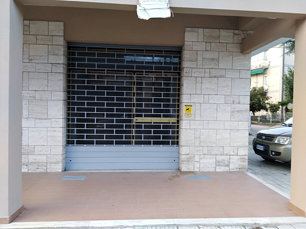 Locale commerciale in vendita a Jesi