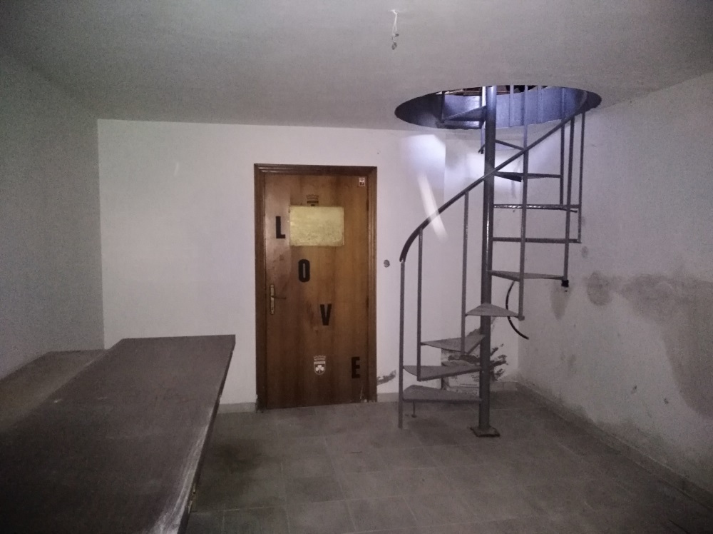 Locale commerciale in vendita a Jesi