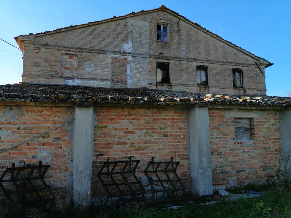 Casa da ristrutturare (in campagna) in vendita a Jesi