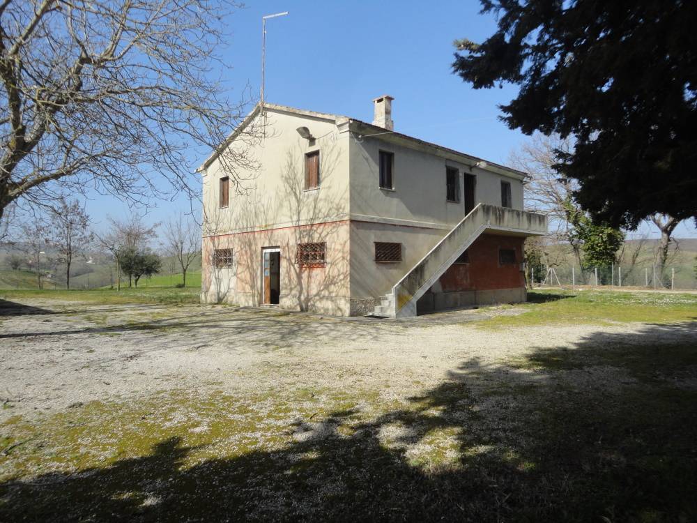 Casa in pietra con terreno in vendita a Cingoli