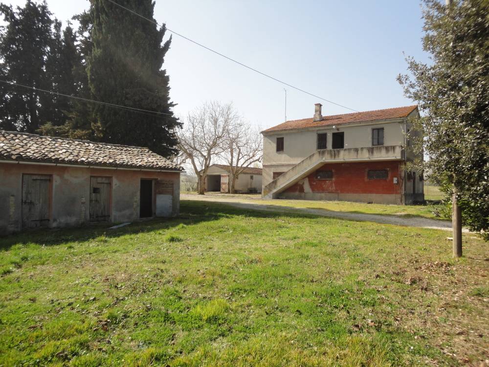 Casa in pietra con terreno in vendita a Cingoli